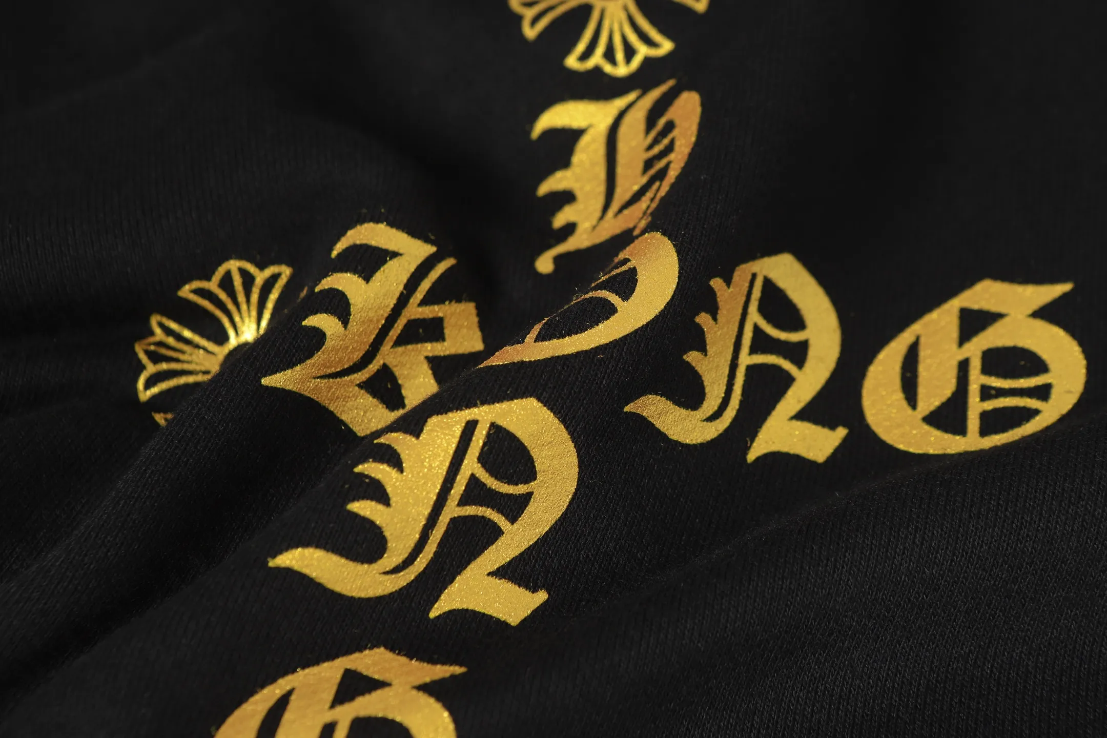 Q32—P230 -Chrome Hearts/Chrome Hearts printed zipper sweatshirt cardigan jacket -420 grams of high-density, high-quality wool, soft, delicate and skin-friendly, soft and silky to the touch, warm and skin-friendly -The hardware and zipper accessories are all customized and full of details -Colour: black -Size: S M L XL